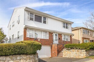 21 Pine St in Harrison, NY - Building Photo