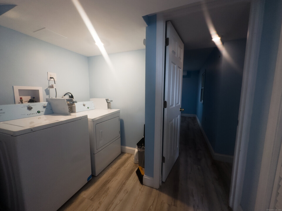 118 Colonial Rd-Unit -Basement in Stamford, CT - Building Photo