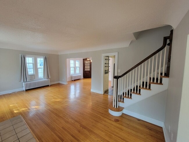 property at 615 W 7th St