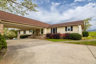 3240 Tuckaleechee Pike in Maryville, TN - Building Photo - Building Photo