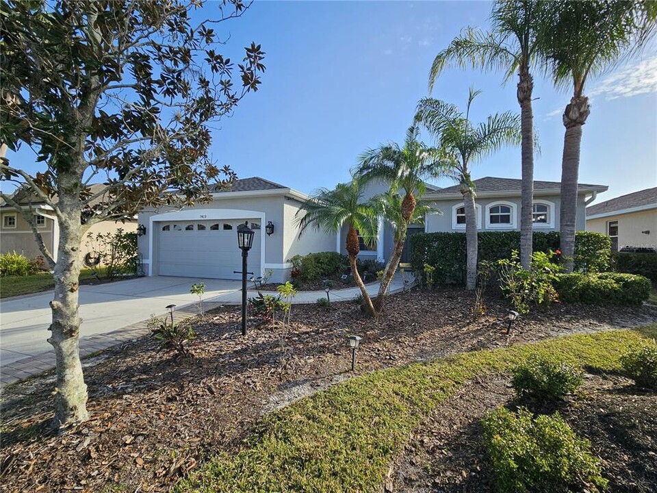 7419 Arrowhead Run in Lakewood Ranch, FL - Building Photo