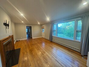 24 Henderson Rd in Williamstown, MA - Building Photo - Building Photo