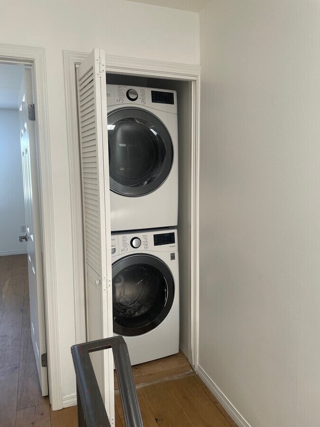 4854 Laurel Canyon Blvd in Valley Village, CA - Foto de edificio - Building Photo