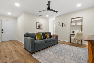 313 Mill St in San Marcos, TX - Foto de edificio - Building Photo