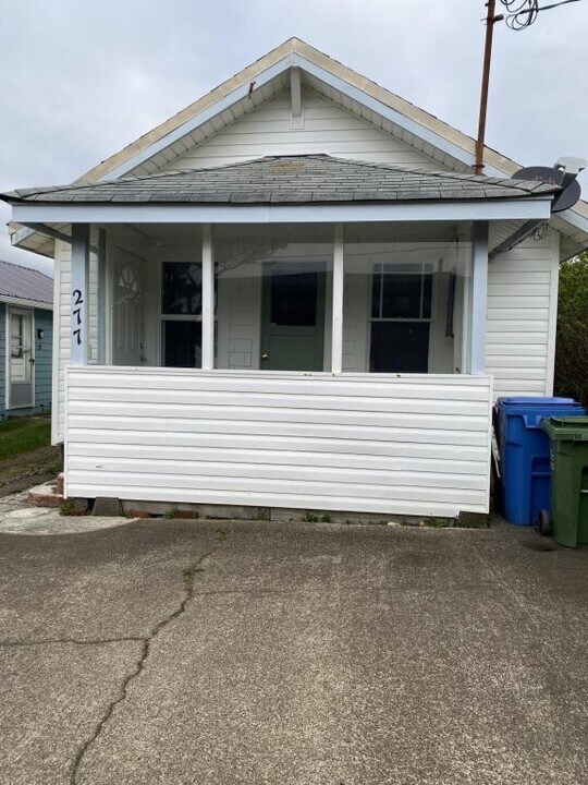 277 W 1st St in Yachats, OR - Building Photo