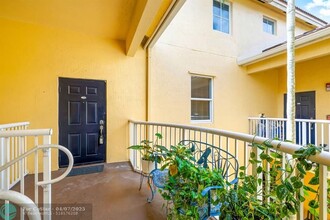 100 Jacaranda Country Club Dr in Plantation, FL - Building Photo - Building Photo