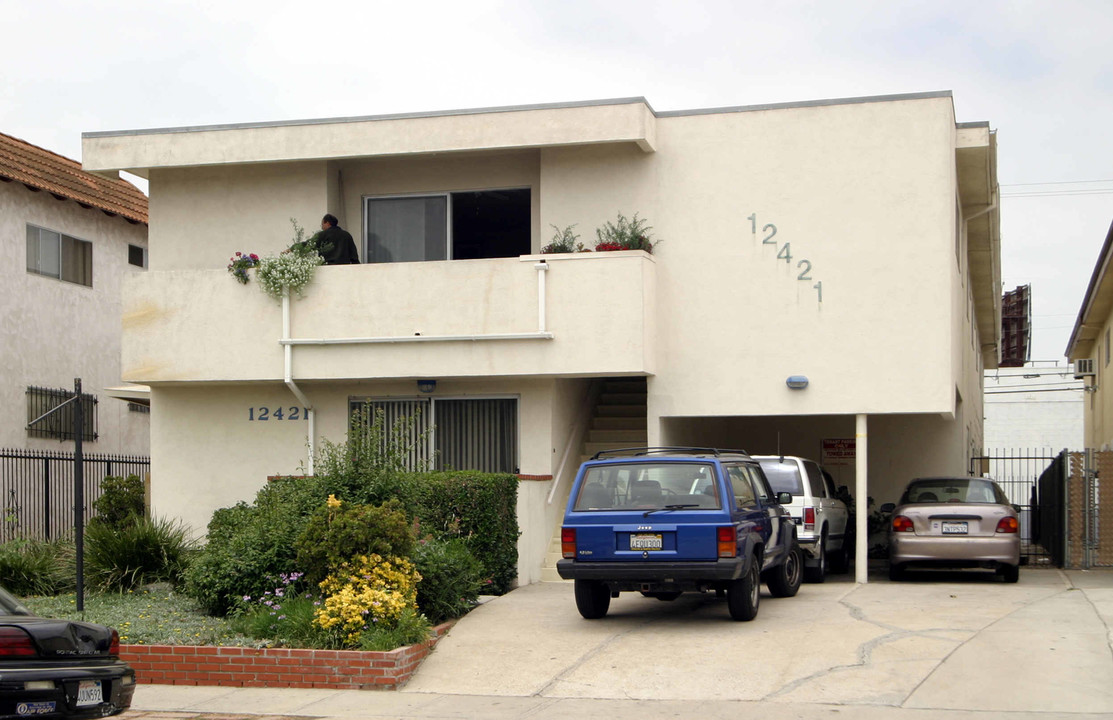 12421 Pacific Ave in Los Angeles, CA - Foto de edificio