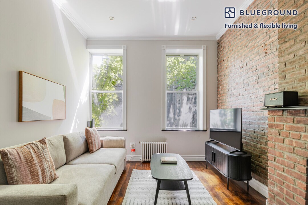 562 Hudson St in New York, NY - Building Photo