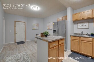 912 E 25th St in Minneapolis, MN - Foto de edificio - Building Photo