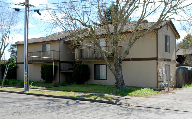 4966 School in Santa Rosa, CA - Foto de edificio - Building Photo