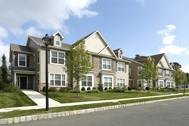 Woodhaven Commons in Old Bridge, NJ - Building Photo - Building Photo
