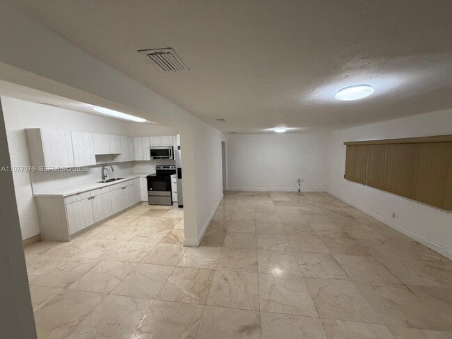 1585 W 53rd St in Hialeah, FL - Building Photo - Building Photo