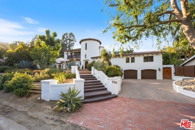 12205 Viewcrest Rd in Los Angeles, CA - Building Photo - Building Photo