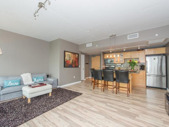 8161 33rd Ave S, Unit 904 in Bloomington, MN - Foto de edificio - Building Photo