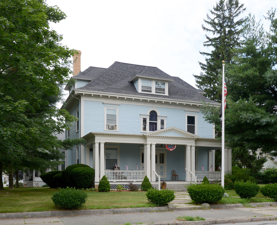 717 County St in New Bedford, MA - Building Photo