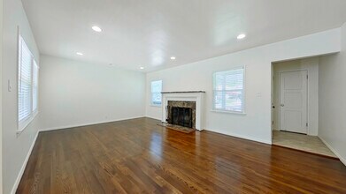 3250 Las Lunas St in Pasadena, CA - Foto de edificio - Building Photo