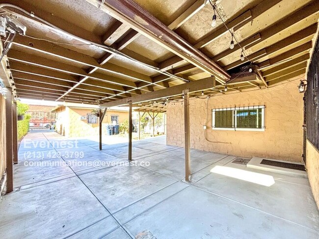 1122 E 60th St in Los Angeles, CA - Building Photo - Building Photo