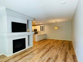 739 Maple Hills Dr, Unit G in Maplewood, MN - Building Photo