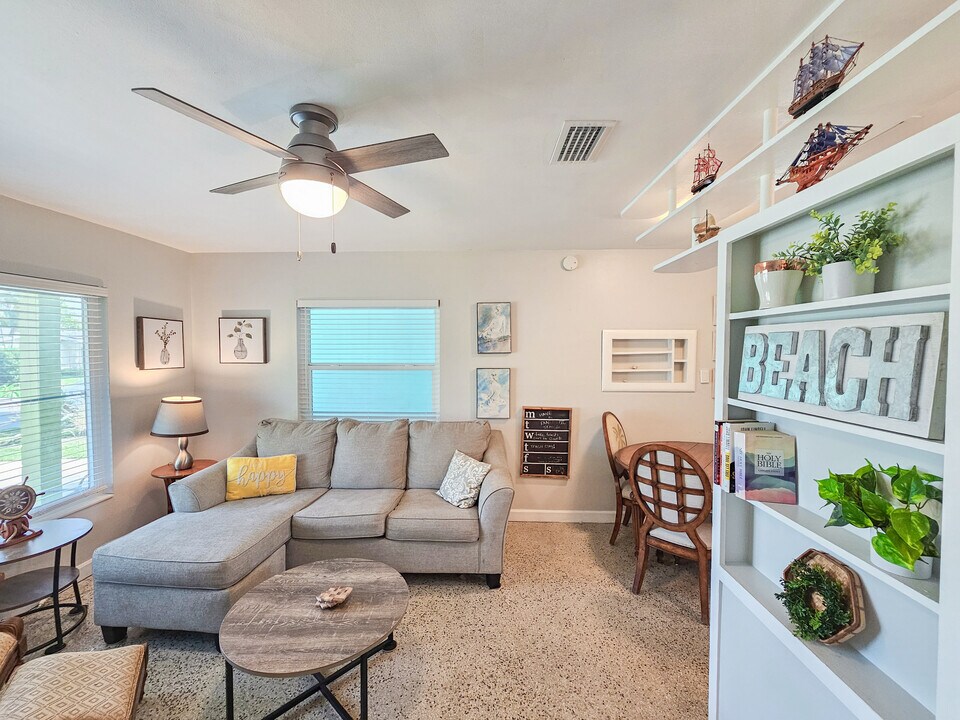 6647 Hibiscus Ave S in South Pasadena, FL - Building Photo