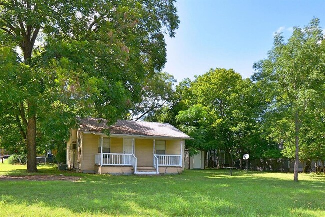 207 E Torrey St in New Braunfels, TX - Building Photo - Building Photo