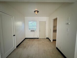 824 Roberts Ln in Bakersfield, CA - Building Photo - Building Photo
