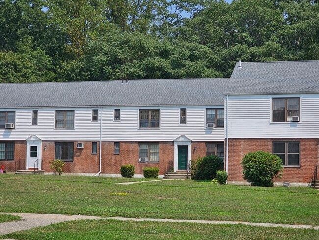 39 Nob Hill Cir in Bridgeport, CT - Foto de edificio - Building Photo