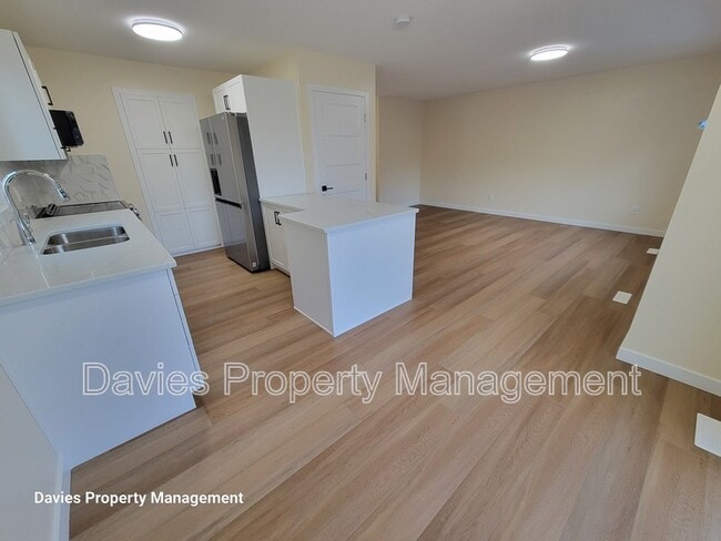 2018 Garnett Way NW in Edmonton, AB - Building Photo - Building Photo