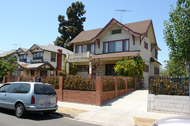 2751 Francis Ave in Los Angeles, CA - Building Photo - Building Photo