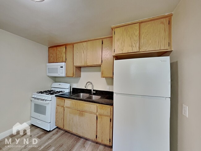 1852 Grand Ave in Sacramento, CA - Foto de edificio - Building Photo