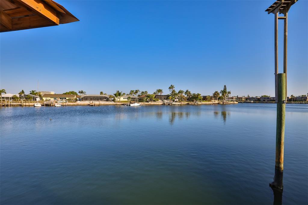 6422 Lake Sunrise Dr in Apollo Beach, FL - Building Photo