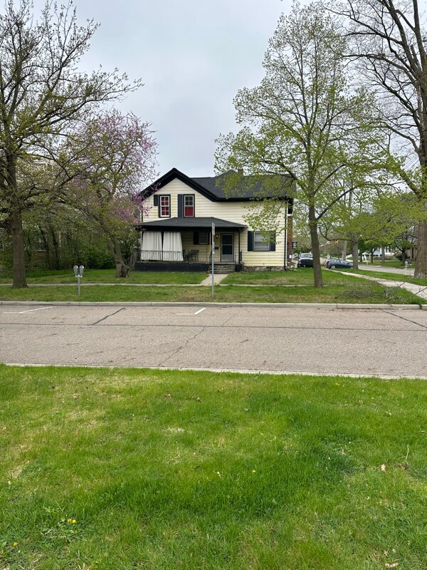 property at 233 N Chestnut St