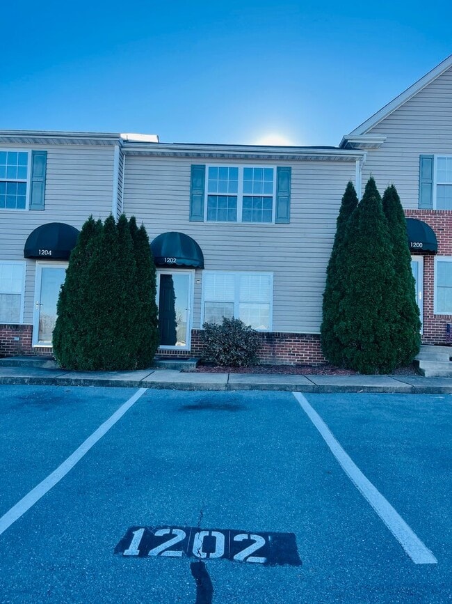 1202 Wordsworth Ct in Harrisonburg, VA - Foto de edificio - Building Photo