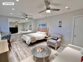 94 Main St in Westhampton Beach, NY - Foto de edificio - Building Photo