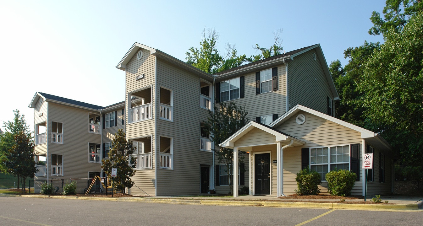 2608 E Millbrook Rd in Raleigh, NC - Foto de edificio