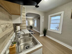 911 Ashland Ave in Waterloo, IA - Building Photo - Building Photo