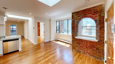 214 Hanover St, Unit 3 in Boston, MA - Foto de edificio - Building Photo