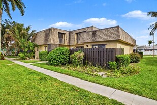 4102 Waterview Cir in Palm Springs, FL - Building Photo