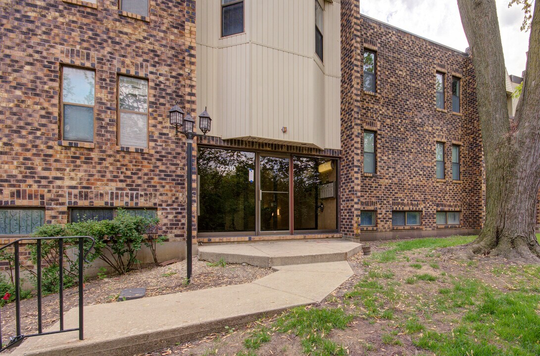 2210 Country Club Dr in Woodridge, IL - Building Photo
