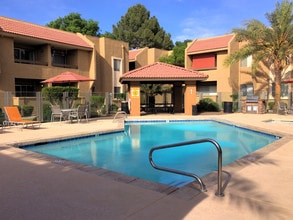 West 35th Apartments in Phoenix, AZ - Foto de edificio - Building Photo