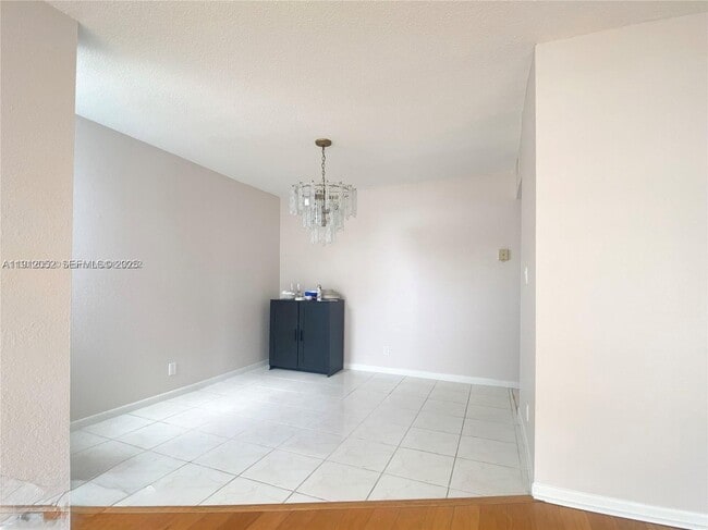 430 Golden Isles Dr in Hallandale Beach, FL - Building Photo - Building Photo