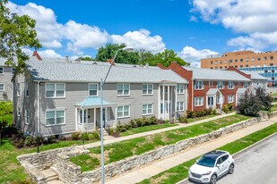 Warwick Court Townhomes in Kansas City, MO - Building Photo