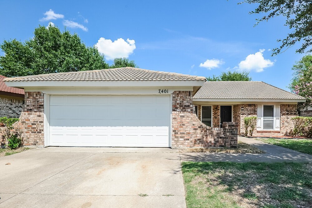 7401 Meadow Creek Dr in Fort Worth, TX - Building Photo