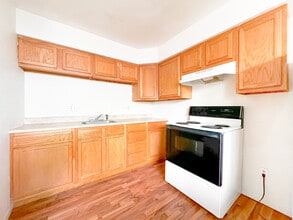 Village Shore Apartments in Flint, MI - Building Photo - Building Photo
