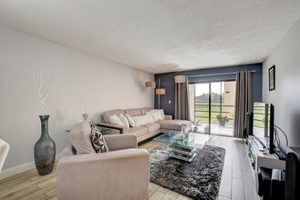 9370 SW 8th St-Unit -206 in Boca Raton, FL - Building Photo - Building Photo