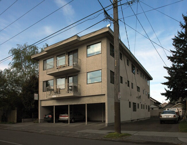 7017 Greenwood Ave in Seattle, WA - Building Photo - Building Photo