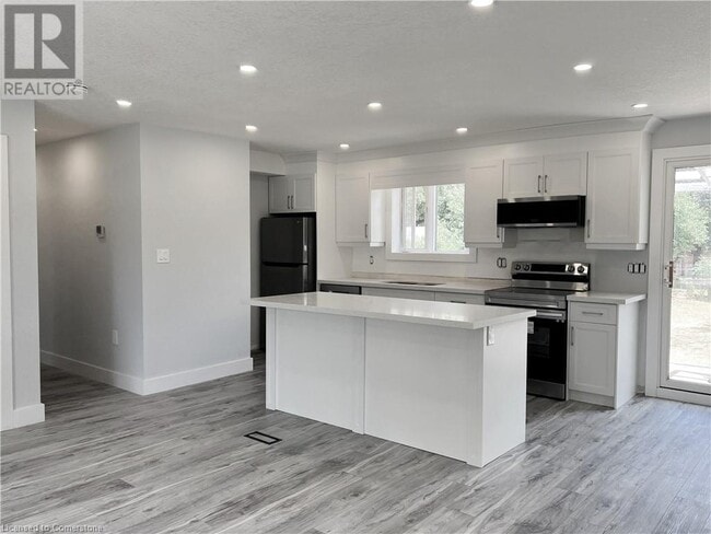 76 Montcalm Dr in Kitchener, ON - Building Photo - Building Photo