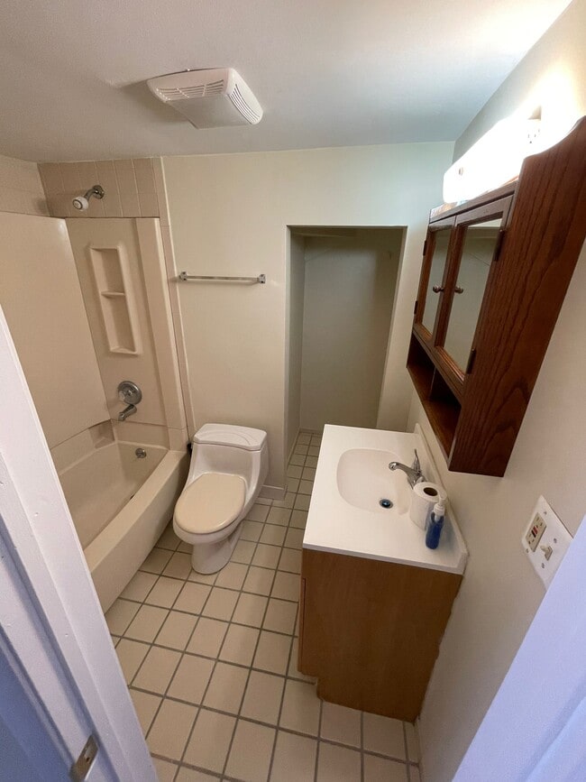 9 Manchester Ave, Unit 1 Maria in Paterson, NJ - Foto de edificio - Building Photo