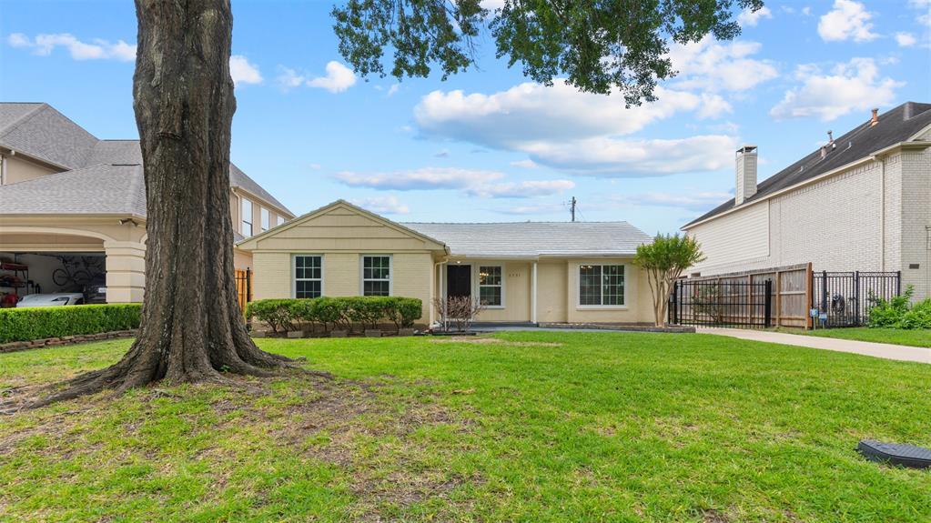 3751 Maroneal St in Houston, TX - Building Photo