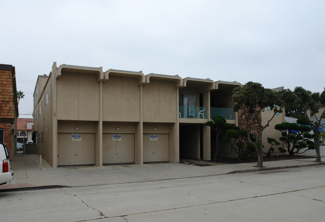 Beach Imperial in Seal Beach, CA - Building Photo