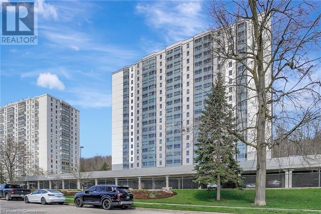 55 Green Valley Dr in Kitchener, ON - Building Photo - Building Photo